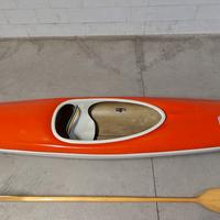 Kayak in vetroresina con chiglia.