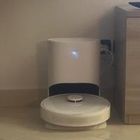 Robot aspirapolvere e lavapavimenti