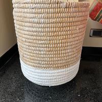 cesto di vimini beige e bianco