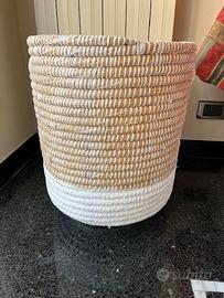 cesto di vimini beige e bianco