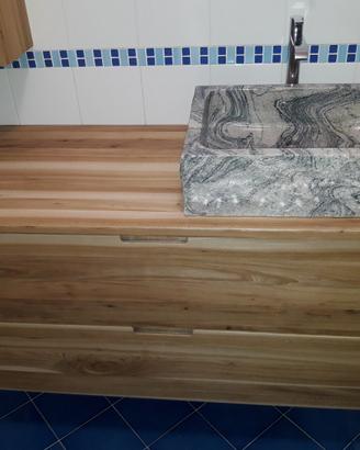 mobile bagno con colonna sospesa in olmo