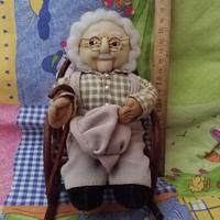 Vintage bambola nonno su sedia a dondolo in bambù