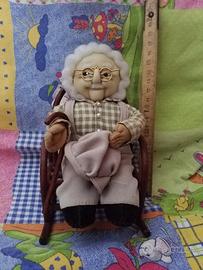 Vintage bambola nonno su sedia a dondolo in bambù