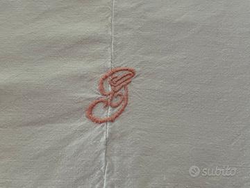 Lenzuola matrimoniale con cifre ricamate a mano