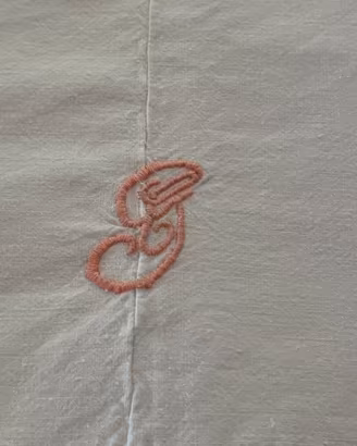 Lenzuola matrimoniale con cifre ricamate a mano