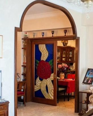 Porta scorrevole con vetrata artistica 