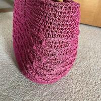 Piccola borsa lavorata a maglia rosa con manici in