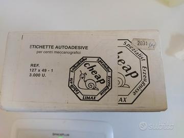 Scatola di etichette adesive