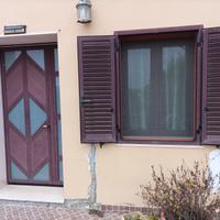 Portone persiana e finestra