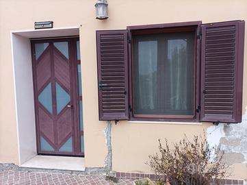 Portone persiana e finestra