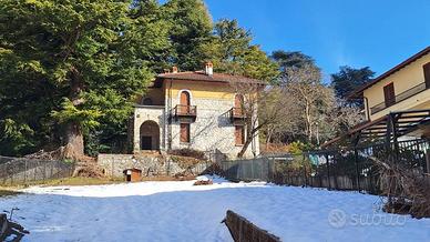 Villa di 296 m² con più di 5 locali a Esino Lario