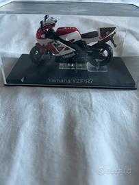 Modellino Moto Stradale Yamaha YZF R7 - Scala 1:24