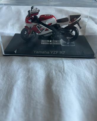 Modellino Moto Stradale Yamaha YZF R7 - Scala 1:24