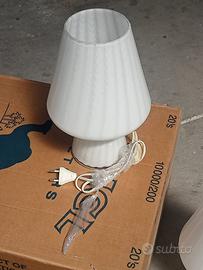 Elegante abat jour, luce da comodino o ufficio