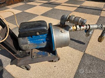 pompa autoadescante