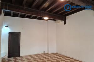 NEGOZIO CON TRAVATURE A VISTA IN PIENO CENTRO STOR