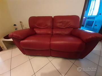 Divano pelle con poggiapiedi estraibile 