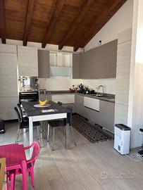 Villetta singola con box privato,posto auto, giard