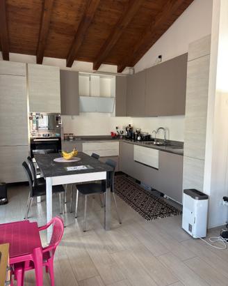 Villetta singola con box privato,posto auto, giard