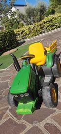 Trattore John Deere con rimorchio 