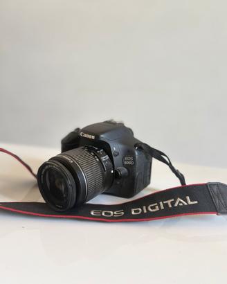 Canon EOS 600D con obiettivo 18-55mm
