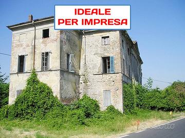 Rustico / Casale di 1500 m² con più di 5 locali a 