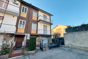 Villa a schiera laterale