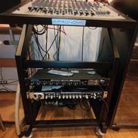 mixer più 2 schede audio Motu e Mackie scatole ins