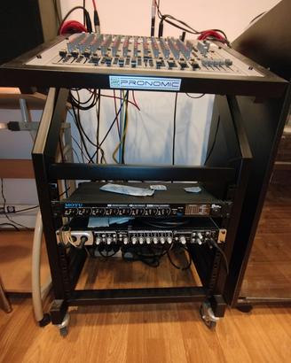 mixer più 2 schede audio Motu e Mackie scatole ins