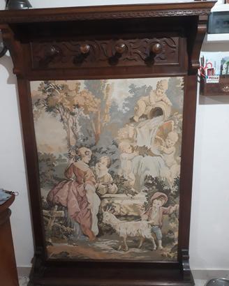 Cappelliera a parete con arazzo