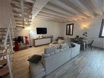 Attico / Mansarda di 169 m² con più di 5 locali a 