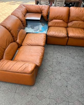 Divano in pelle con teca di vetro