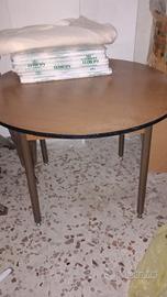 Mobilio negozio banconi tavolo e scaffali