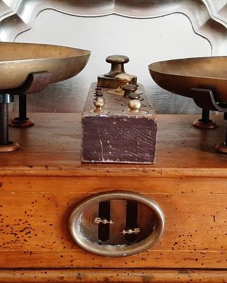 Bilancia antica con pesi