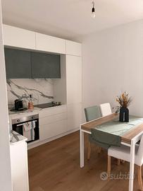 Bilocale arredato: loggia, posto auto e cantina