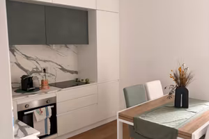 Bilocale arredato: loggia, posto auto e cantina