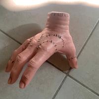 Mano di gomma per travestimenti