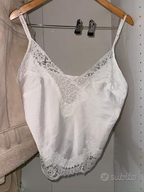 Top a canotta in satin bianco con pizzo