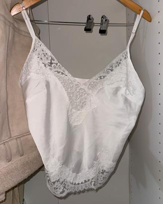 Top a canotta in satin bianco con pizzo