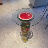 Vaso in vetro con ripiano e frutta all’interno