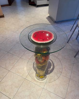 Vaso in vetro con ripiano e frutta all’interno