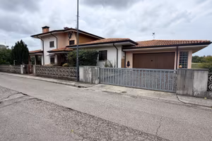 VILLA INDIPENDENTE CON AMPIO GIARDINO RECINTATO