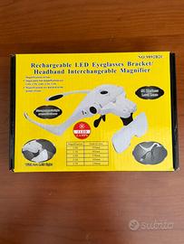 Occhiali con lenti di ingrandimento e luce