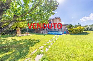 VILLA A SCHIERA D'ANGOLO A ROMA