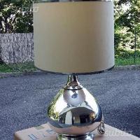 Lampada da tavolo con paralume cilindrico