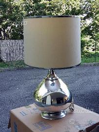 Lampada da tavolo con paralume cilindrico