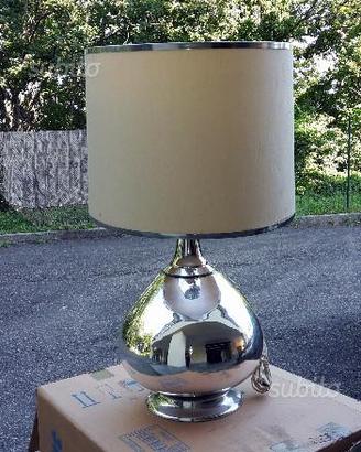 Lampada da tavolo con paralume cilindrico