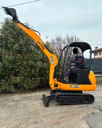 E281 Escavatore JCB 18 q allargabile