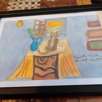 Gatto di spalle che guarda alla finestra