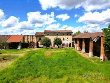 Rustico / Casale di 220 m² con più di 5 locali a S